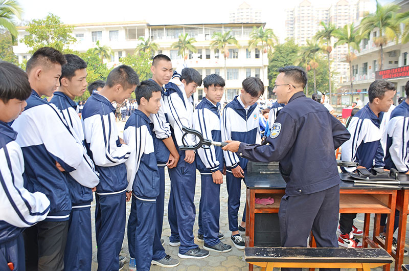 观摩警用器械使用 杨雪梅 摄.JPG